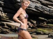 Magérrima e louríssima, Dieckmann desfila sua boa forma em Búzios