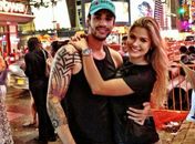 Gusttavo Lima exibe braço musculoso em  passeio por NY com sua belíssima noiva