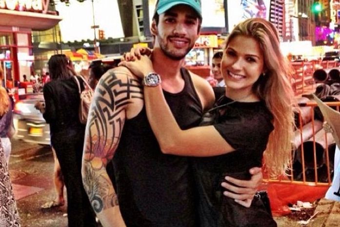Gusttavo Lima exibe braço musculoso em passeio por NY com sua belíssima noiva