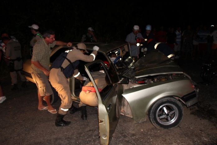 Carro invade contramão e provoca tripla colisão; quatro pessoas ficaram feridas