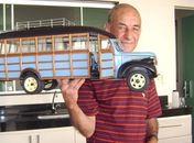 Aposentado de Divinópolis produz réplicas de antigos carros luxuosos