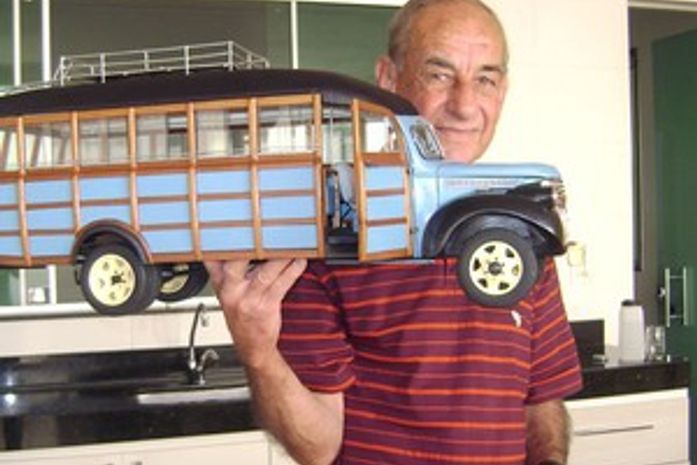 Aposentado de Divinópolis produz réplicas de antigos carros luxuosos