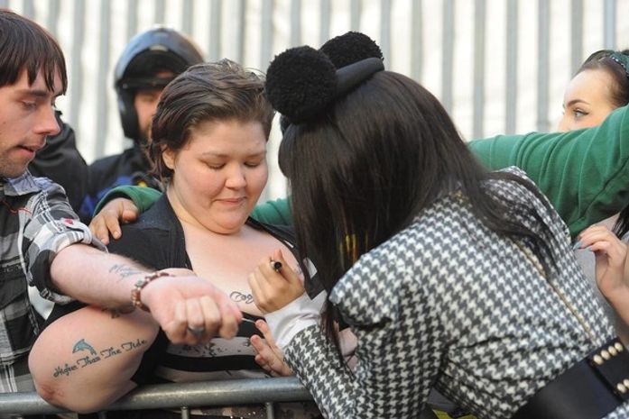 Lady Gaga autografa seio de fã