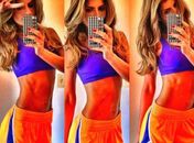 Carol Magalhães usa look colorido e mostra barriga sequinha
