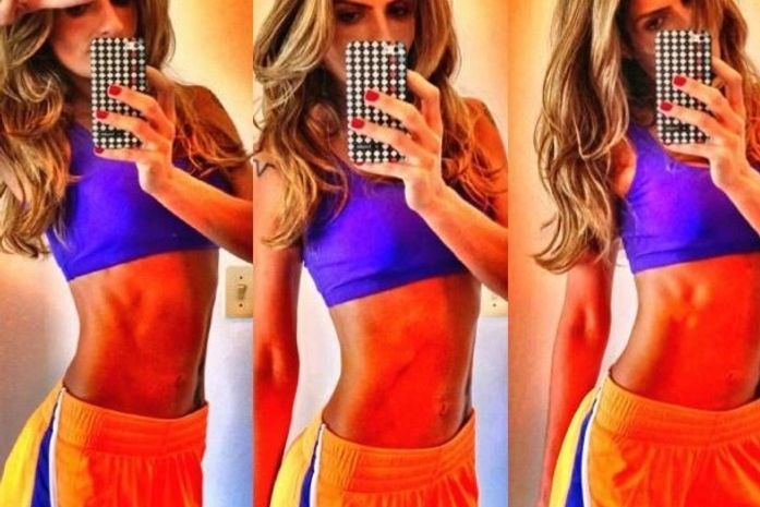 Carol Magalhães usa look colorido e mostra barriga sequinha