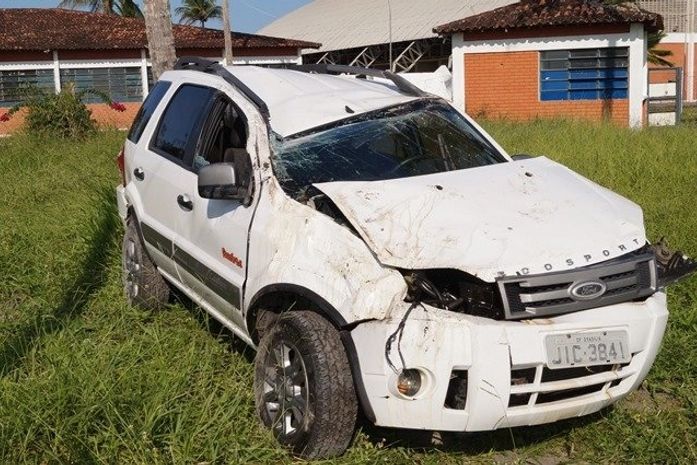 Ford Ecosport ficou totalmente destruído e condutora teve apenas ferimentos leves