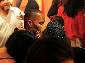 Após suposto affair com Katie Holmes, Jamie Foxx beija loira