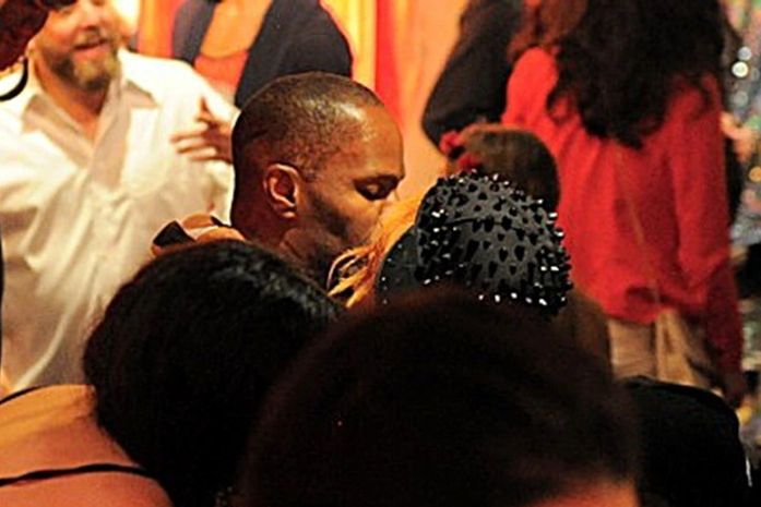 Após suposto affair com Katie Holmes, Jamie Foxx beija loira