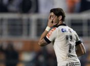 A decisão de cortar Fred, que sofreu uma lesão muscular na coxa direita na partida contra o Santos neste final de semana, foi tomada depois que o médico Rodrigo Lasmar, do Atlético-MG e da Seleção Brasileira, fez um exame no jogador em Belo Horizonte. Na análise, ficou definido que ele não teria condições de atuar nas duas partidas.   A Confederação Brasileira de Futebol (CBF), porém, não deu detalhes sobre a contusão de Fred. O Fluminense, após confirmado o corte do centroavante, limitou-se a dizer, com termos técnicos, que o atleta sofreu uma "lesão importante" no músculo "reto anterior em sua porção proximal justa insercional" e que "já realiza tratamento com os fisioterapeutas do clube", mas que não há precisão de retorno aos gramados.  Para as partidas contra Austrália (neste sábado em Brasília) e Portugal (terça-feira em Boston, nos Estados Unidos), fica aberta a disputa por uma vaga no ataque da Seleção - Fred era o titular absoluto de Felipão. Jô, convocado para a Copa das Confederações no lugar de Leandro Damião (que havia sido cortado por contusão e nunca mais foi chamado por Scolari), possui a preferência do treinador.   Pato se apresentará à Seleção em Brasília nesta terça-feira, mesmo dia marcado para a chegada de Neymar. O atacante do Barcelona foi autorizado a se ausentar nesta segunda por conta de uma consulta de retorno da operação para extração das amígdalas, à qual se submeteu em julho. 