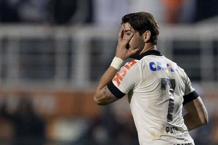 A decisão de cortar Fred, que sofreu uma lesão muscular na coxa direita na partida contra o Santos neste final de semana, foi tomada depois que o médico Rodrigo Lasmar, do Atlético-MG e da Seleção Brasileira, fez um exame no jogador em Belo Horizonte. Na análise, ficou definido que ele não teria condições de atuar nas duas partidas. A Confederação Brasileira de Futebol (CBF), porém, não deu detalhes sobre a contusão de Fred. O Fluminense, após confirmado o corte do centroavante, limitou-se a dizer, com termos técnicos, que o atleta sofreu uma "lesão importante" no músculo "reto anterior em sua porção proximal justa insercional" e que "já realiza tratamento com os fisioterapeutas do clube", mas que não há precisão de retorno aos gramados. Para as partidas contra Austrália (neste sábado em Brasília) e Portugal (terça-feira em Boston, nos Estados Unidos), fica aberta a disputa por uma vaga no ataque da Seleção - Fred era o titular absoluto de Felipão. Jô, convocado para a Copa das Confederações no lugar de Leandro Damião (que havia sido cortado por contusão e nunca mais foi chamado por Scolari), possui a preferência do treinador. Pato se apresentará à Seleção em Brasília nesta terça-feira, mesmo dia marcado para a chegada de Neymar. O atacante do Barcelona foi autorizado a se ausentar nesta segunda por conta de uma consulta de retorno da operação para extração das amígdalas, à qual se submeteu em julho.