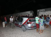Após ser perseguido por dupla armada, cabeleireiro tenta se refugiar em residência, mas é assassinado a tiros