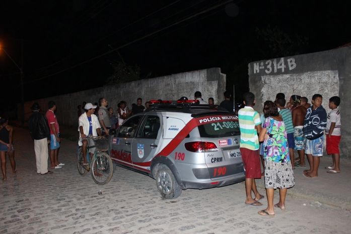 Após ser perseguido por dupla armada, cabeleireiro tenta se refugiar em residência, mas é assassinado a tiros