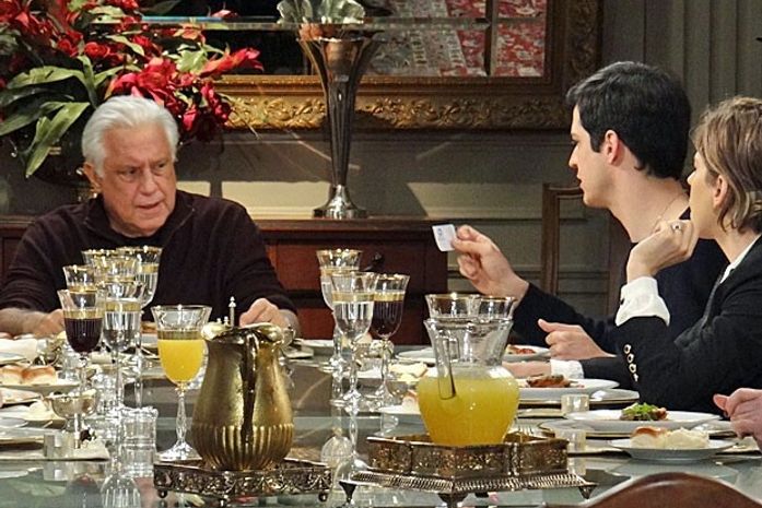 Félix tenta convencer César a internar Paloma e ganha o apoio de Pilar