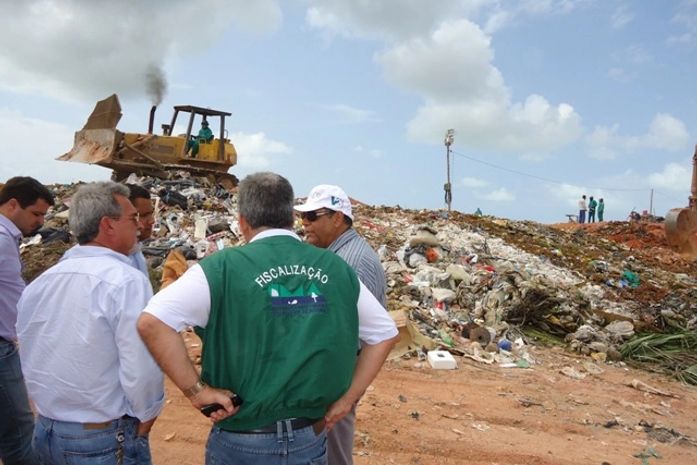 IMA fiscaliza e coleta amostras no aterro sanitário de Maceió