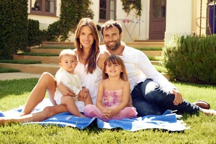 Alessandra Ambrósio posa e mostra sintonia em família