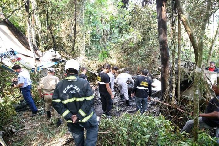 O monomotor caiu numa área de mata fechada na estrada da Ceasa cinco minutos após decolar