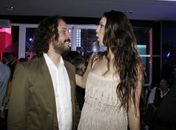 Gabriel O Pensador atrai atenção com namorada modelo de 20 anos e 1,87m