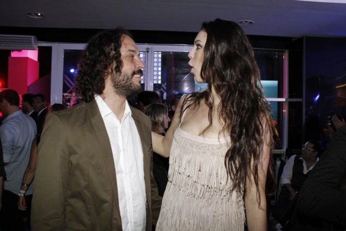 Gabriel O Pensador atrai atenção com namorada modelo de 20 anos e 1,87m