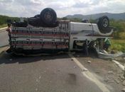 Água Branca: caminhonete é fechada por carreta e capota na BR-423