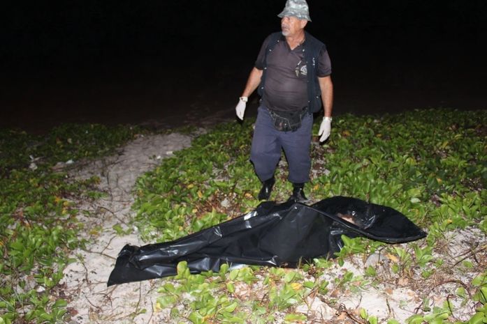 Corpo de homem não identificado é encontrado com orelha comida por siris