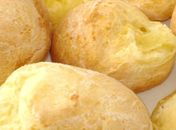 Feito no liquidificador, pão de queijo é a pedida para o frio