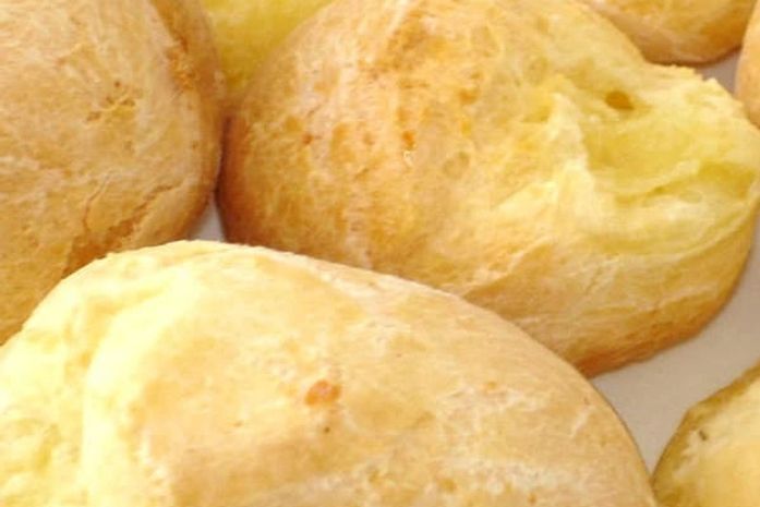 Feito no liquidificador, pão de queijo é a pedida para o frio