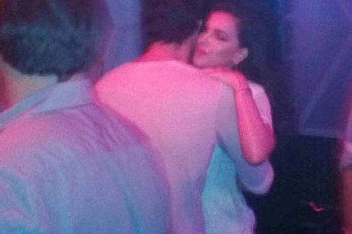 Mariana Rios troca carícias com Felipe Simão em festa do prêmio Multishow