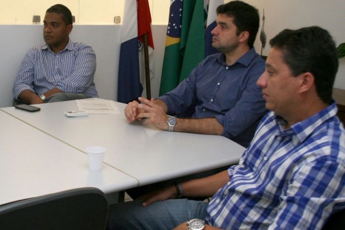 Secretário Clayton Santos com prefeito Rui comentando atuação do Bairro Vivo