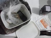 Mototaxista é preso por transportar droga e celular em recipiente com fundo falso