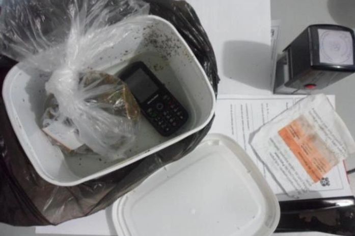 Mototaxista é preso por transportar droga e celular em recipiente com fundo falso