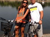 Em tour pela Europa, Ronaldo pedala  em parque londrino com a namorada