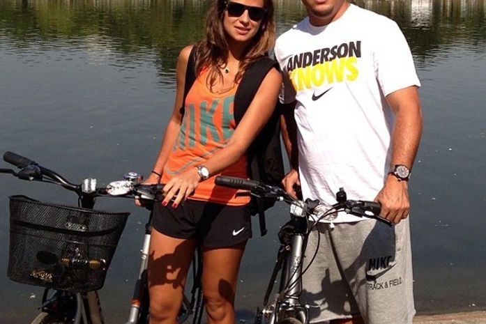 Em tour pela Europa, Ronaldo pedala em parque londrino com a namorada