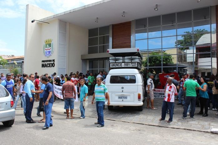 Manifestantes ocupam sede da Prefeitura