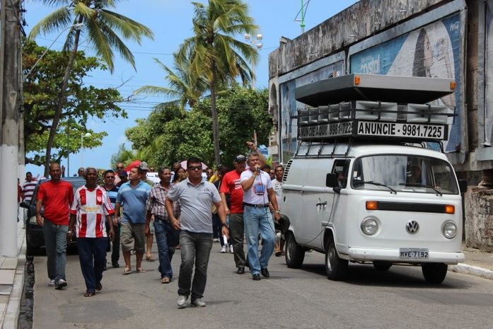 Guardas municipais seguem em direção a Prefeitura
