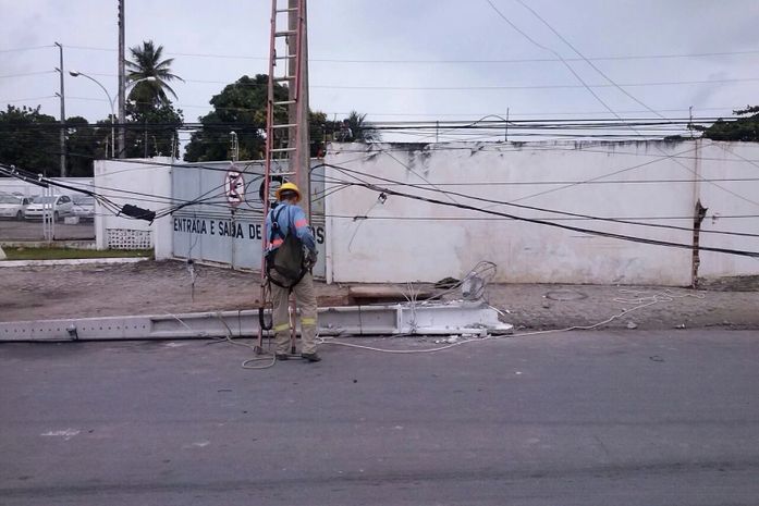 Equipes trocam poste e trânsito é interrompido