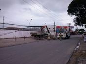 Equipes trocam poste e trânsito é interrompido