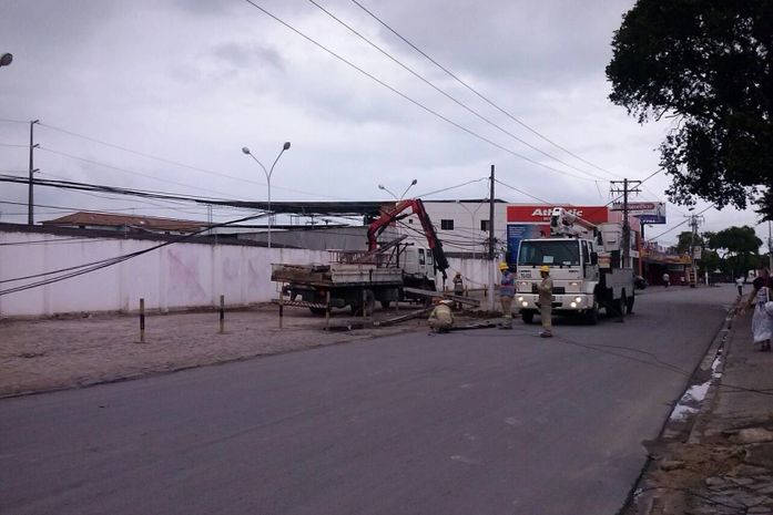 Equipes trocam poste e trânsito é interrompido