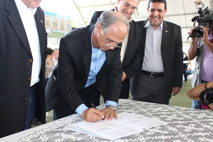 Ministro de Agricultura assina certificação