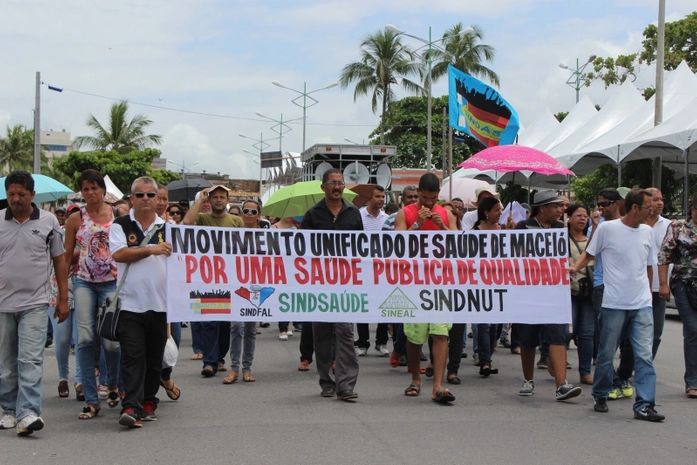 Servidores de postos de saúde protestam em frente a Prefeitura