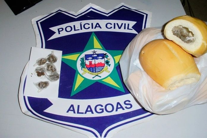 Mulher tenta entregar “sanduiches de maconha” em delegacia e acaba presa