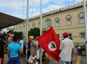 Moradores de Atalaia protestam por segurança em frente ao Quartel da PM