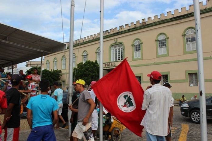 Moradores de Atalaia protestam por segurança em frente ao Quartel da PM