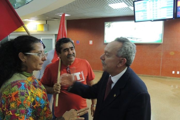 Sindicalistas abordaram parlamentares alagoanos que voltavam de Brasília