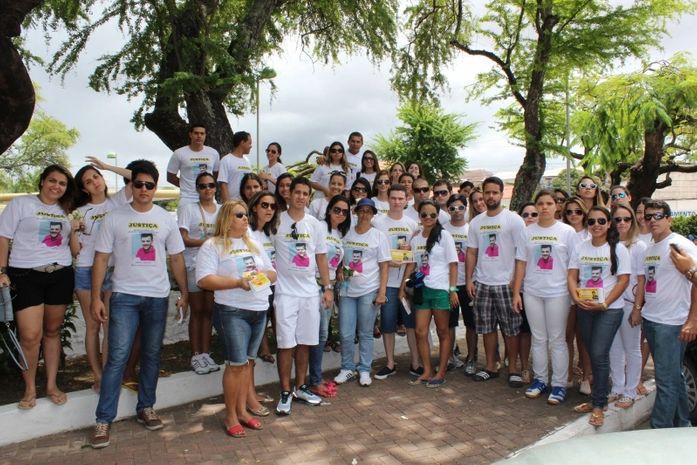 Amigos de jovem assassinado realizam ato público pela paz na orla da Ponta Verde