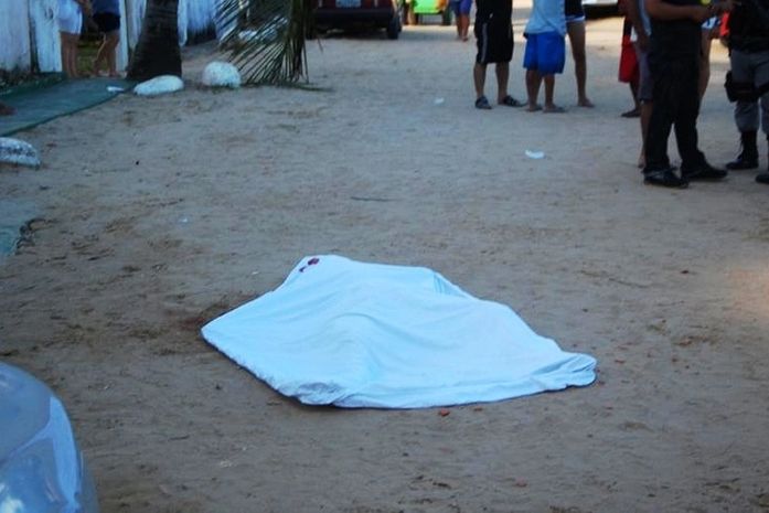 Homem é assassinado enquanto bebia em barzinho na praia