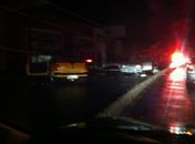 Colisão entre dois carros derruba postes e deixa trecho de avenida bloqueado