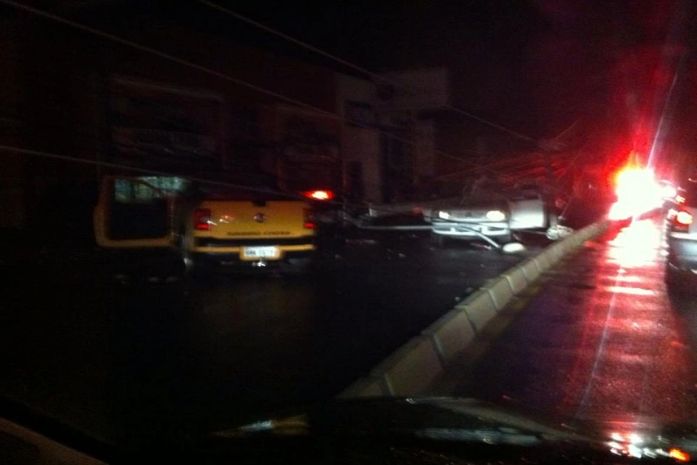 Colisão entre dois carros derruba postes e deixa trecho de avenida bloqueado