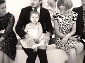 No colo do pai, David Beckham, Harper Seven rouba a cena na NYFW