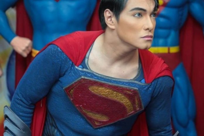 Homem passa por 19 cirurgias para se parecer com super-homem dos quadrinhos