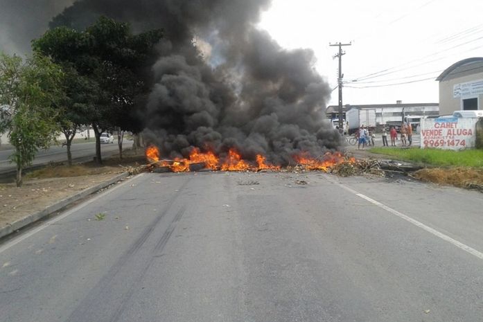 Moradores bloqueiam BR 104 após não terem reivindicações atendidas pelo DNIT